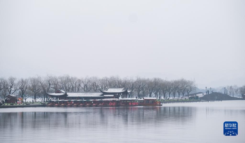 杭州西湖迎來新年初雪