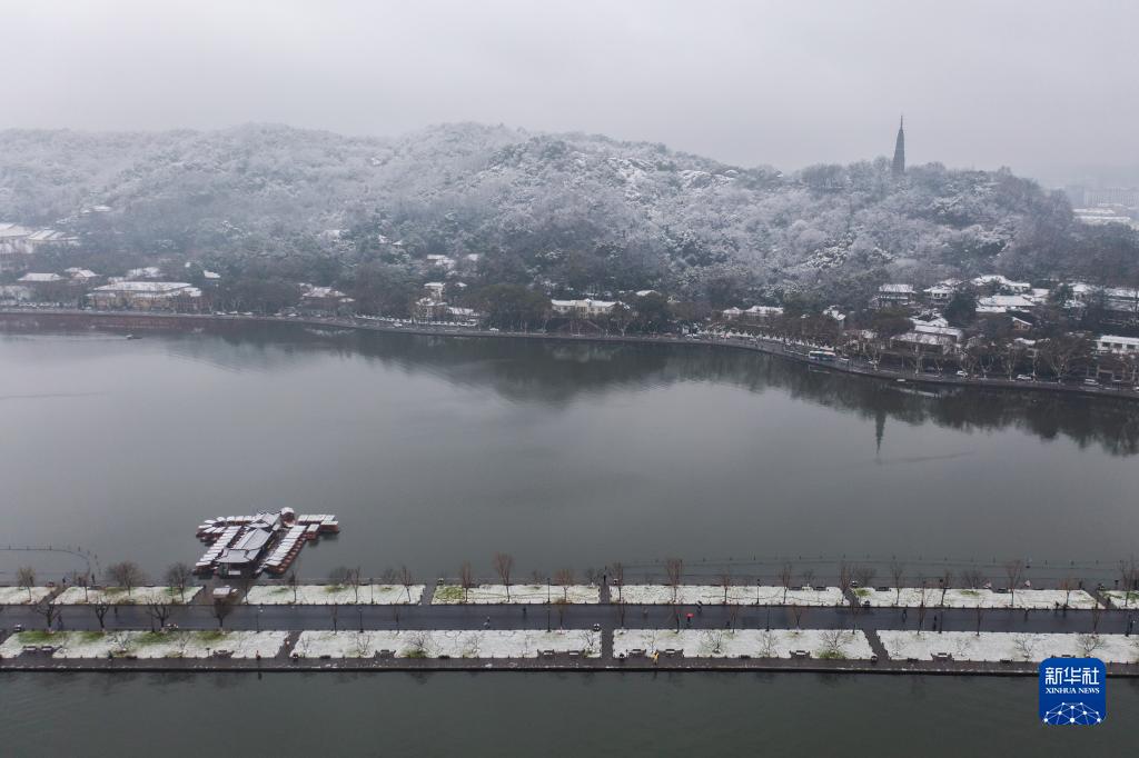 杭州西湖迎來新年初雪