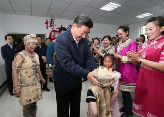 习近平登上黑瞎子岛 看望赫哲族群众
