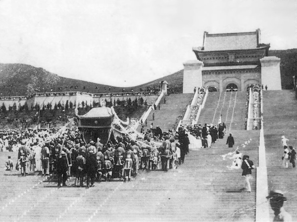 1929年6月1日，孙中山灵榇抵达中山陵的情景。