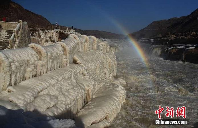 圖為山西吉縣黃河壺口瀑布拍攝的冰瀑彩虹景觀。 呂桂明 攝