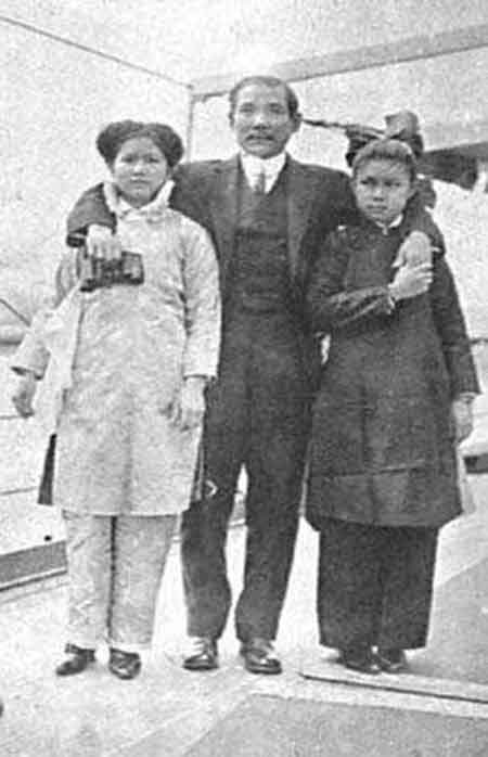 1912年4月，孙中山与长女孙娫（左）及次女孙婉合影