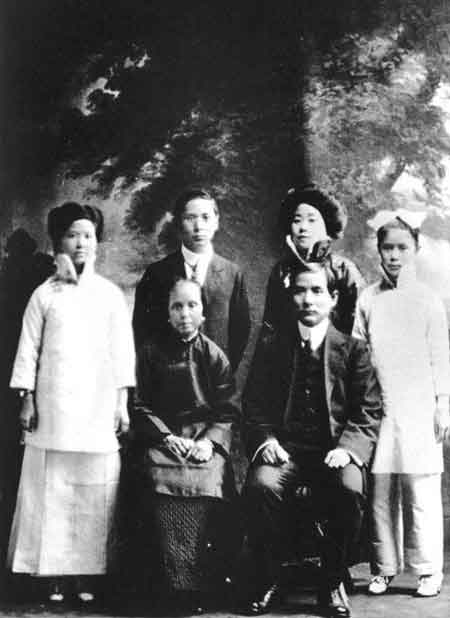 1912年5月，孙中山全家在广州合影。前排左起：卢慕贞、孙中山；后排左起：孙娫、孙科、秘书宋霭龄、孙婉