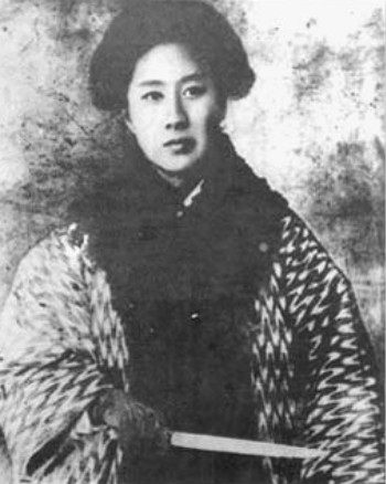 秋瑾持剑照