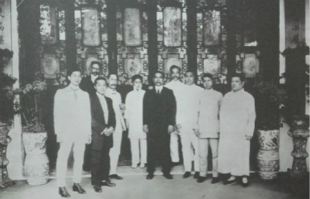 1912年，孙中山与澳门友人在娱园春草堂前门廊合影（左起：卢煊仲、吴节薇、卢怡若、飞南第、孙婉、孙中山、卢博瑯、卢廉若、谢仪仲、李镜荃）