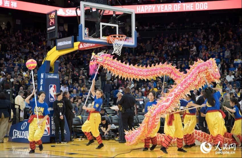 当地时间2月24日晚,2017-18赛季NBA常规赛期间,金州勇士队对阵俄克拉荷马雷霆队的比赛中场休息时,当地演员献上舞龙舞狮表演。人民网 张洁娴 摄