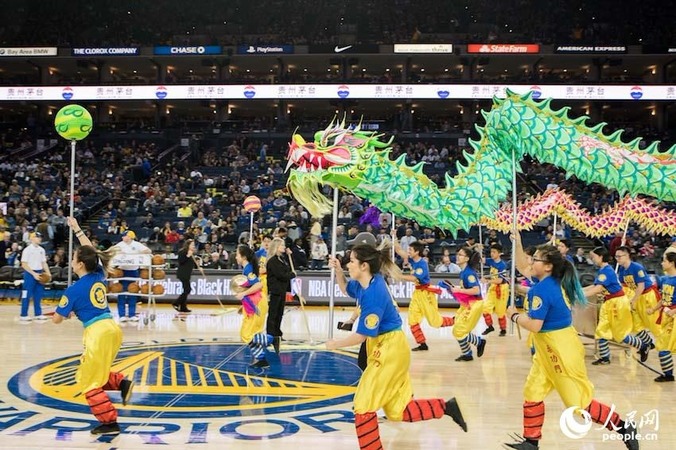 当地时间2月24日晚,2017-18赛季NBA常规赛期间,金州勇士队对阵俄克拉荷马雷霆队的比赛中场休息时,当地演员献上舞龙舞狮表演。人民网 张洁娴 摄