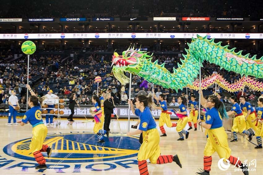 当地时间2月24日晚,2017-18赛季NBA常规赛期间,金州勇士队对阵俄克拉荷马雷霆队的比赛中场休息时,当地演员献上舞龙舞狮表演。人民网 张洁娴 摄