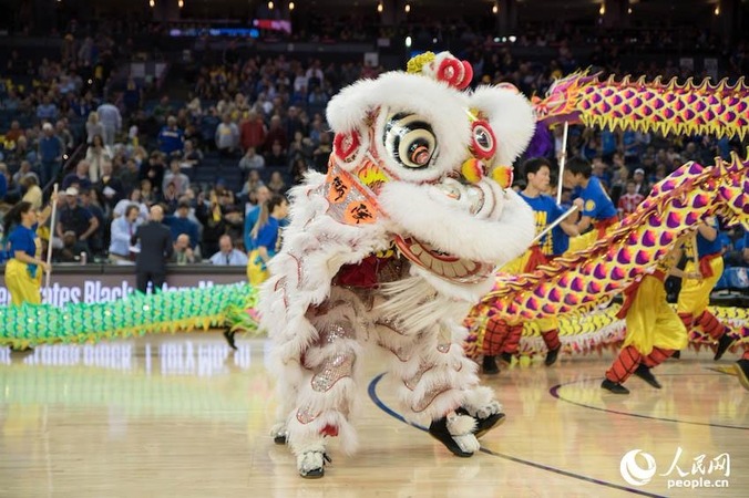 当地时间2月24日晚,2017-18赛季NBA常规赛期间,金州勇士队对阵俄克拉荷马雷霆队的比赛中场休息时,当地演员献上舞龙舞狮表演。人民网 张洁娴 摄