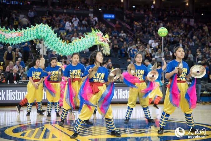 当地时间2月24日晚,2017-18赛季NBA常规赛期间,金州勇士队对阵俄克拉荷马雷霆队的比赛中场休息时,当地演员献上舞龙舞狮表演。人民网 张洁娴 摄