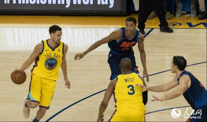 当地时间2月24日晚,2017-18赛季NBA常规赛期间,金州勇士队对阵俄克拉荷马雷霆队的赛场上,金州勇士队球员身着带有中国传统文化元素的球衣。人民网 张洁娴 摄