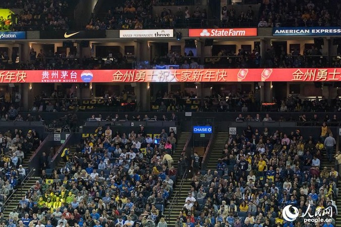 当地时间2月24日晚,2017-18赛季NBA常规赛期间,金州勇士队对阵俄克拉荷马雷霆队的赛场上点缀着中国新年元素。人民网 张洁娴 摄
