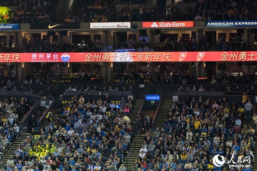 当地时间2月24日晚,2017-18赛季NBA常规赛期间,金州勇士队对阵俄克拉荷马雷霆队的赛场上点缀着中国新年元素。人民网 张洁娴 摄