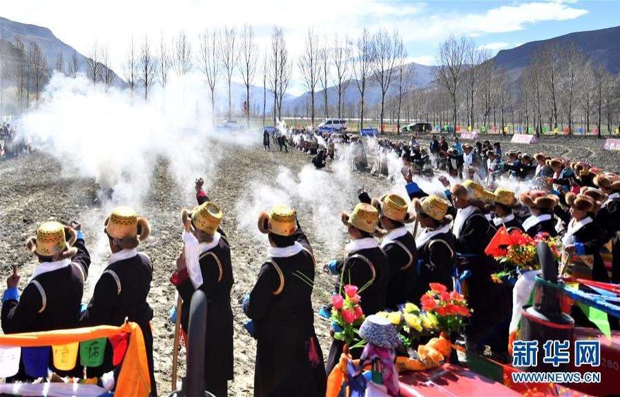 3月17日，山南市乃東區(qū)門中崗村村民把糌粑撒向天空，祈愿豐收吉祥。新華社記者 覺(jué)果 攝