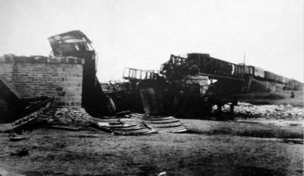 图为1931年“九•一八”事变时被日军炸毁的南满铁路柳条湖段现场。