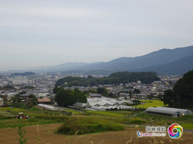 從學(xué)校自營(yíng)的餐廳遠(yuǎn)眺，就是堪稱日本最古老的城市遺跡。遠(yuǎn)處那一片蔥郁的山丘，據(jù)說(shuō)就是史書(shū)上記載的最古老的日本女王卑彌呼的墳?zāi)埂? style=