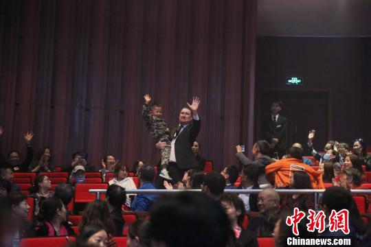 经典踢踏舞剧《命运之舞》青海上演 展爱尔兰国粹魅力