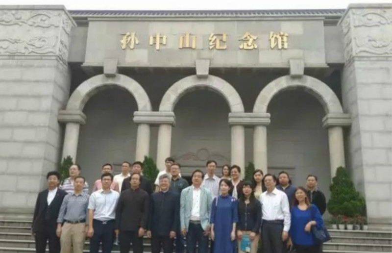 “向偉人致敬——紀(jì)念孫中山誕辰150周年中外著名文藝家走進(jìn)中山采風(fēng)活動”嘉賓在翠亨孫中山紀(jì)念館合影