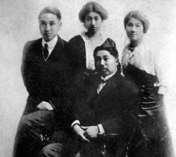 黄兴（坐者）、长女黄振华（后排中）、长子黄一欧夫妻在美国的合影