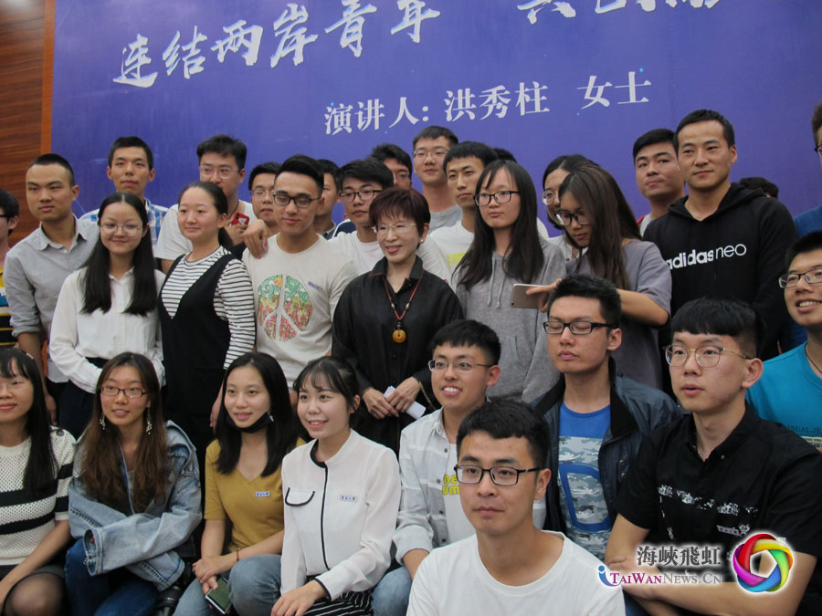 图片默认标题_fororder_图9-学子们争相与柱柱姐合影
