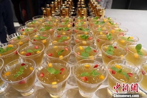 蔡澜与内地“80后”开越南粉店 自言最爱“无中生有”四字