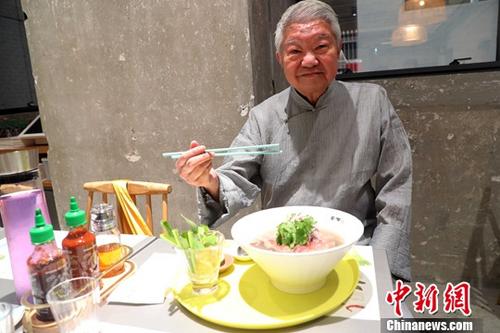蔡澜与内地“80后”开越南粉店 自言最爱“无中生有”四字
