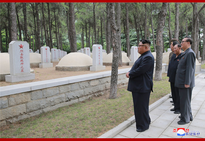 金正恩向中国人民志愿军烈士陵园敬献花圈