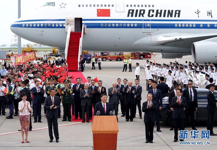 習(xí)近平走到采訪區(qū)向在場(chǎng)記者問好，并通過他們向廣大香港市民表示誠(chéng)摯問候和良好祝愿。新華社記者 吳曉凌 攝