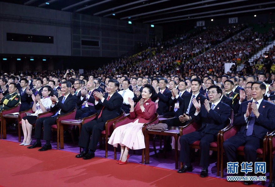 6月30日晚，中共中央總書記、國家主席、中央軍委主席習近平在香港會展中心觀看《心連心·創(chuàng)未來》慶祝香港回歸祖國20周年文藝晚會。新華社記者 鞠鵬 攝