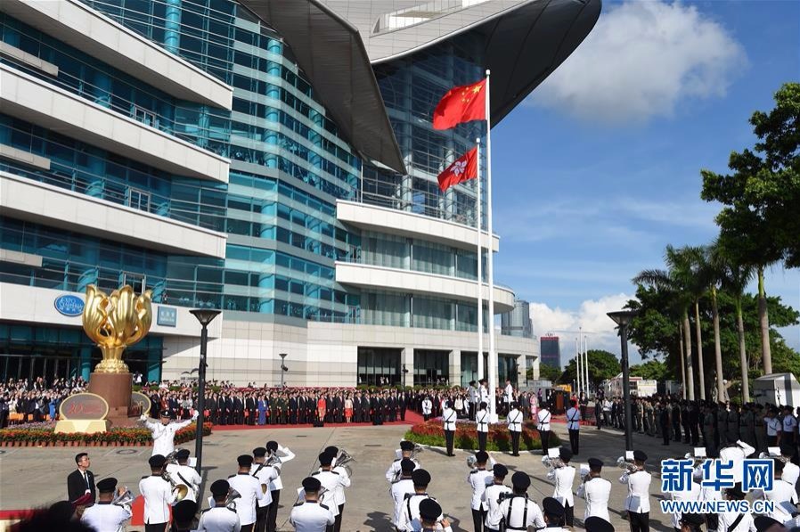 7月1日，香港特別行政區(qū)政府在金紫荊廣場舉行升旗儀式，慶祝香港回歸祖國20周年。 新華社記者 吳曉凌