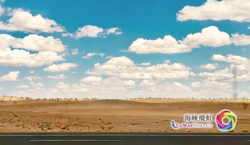 新疆S21沙漠公路沿途风景_fororder_fa2da0446d904b0db1e399b30e920327.830x480