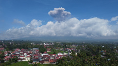 火山频繁喷发　印尼人与自然如何相处