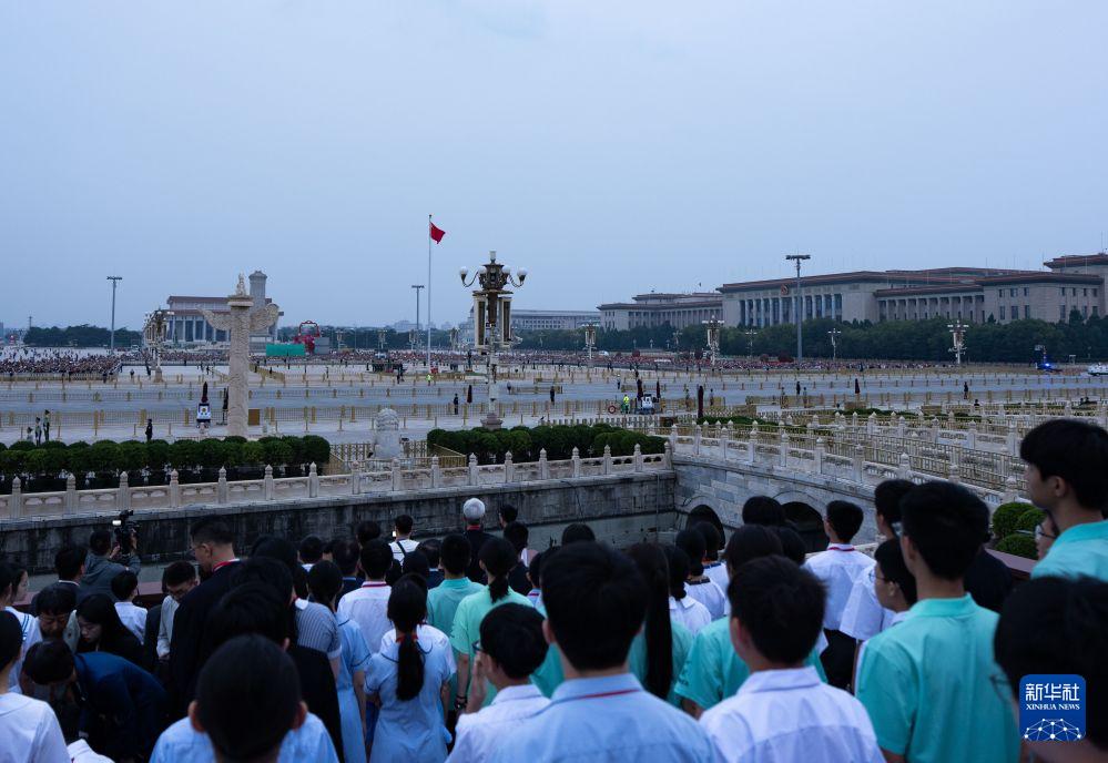 千名港澳青少年升旗队代表天安门广场观看升国旗仪式
