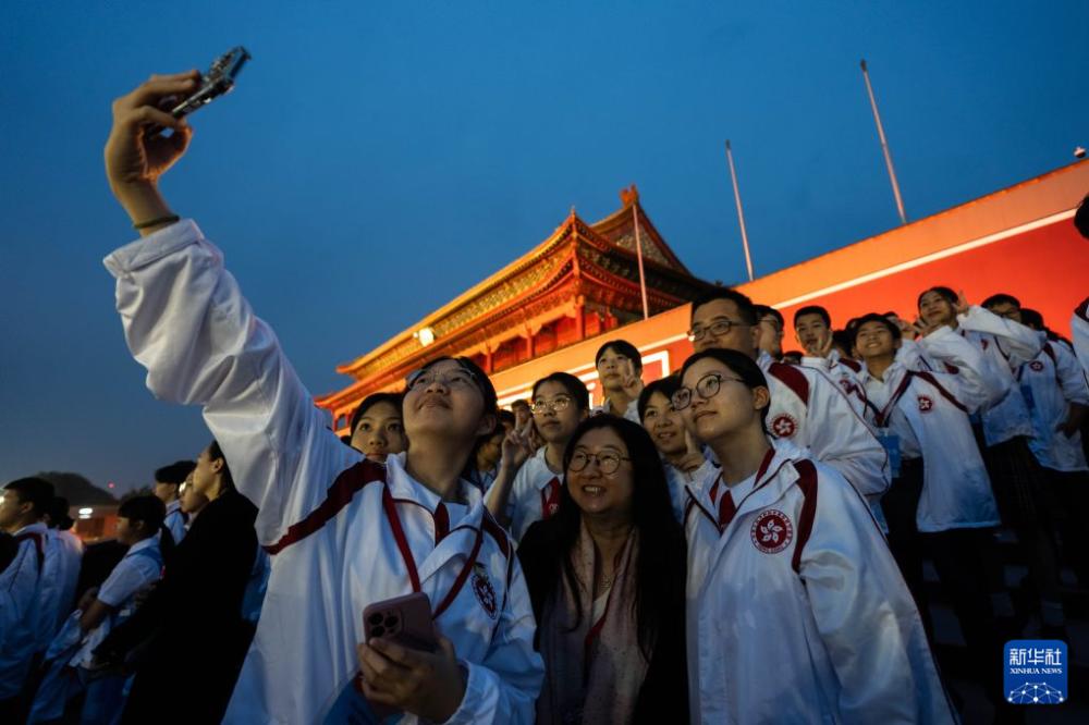 千名港澳青少年升旗队代表天安门广场观看升国旗仪式