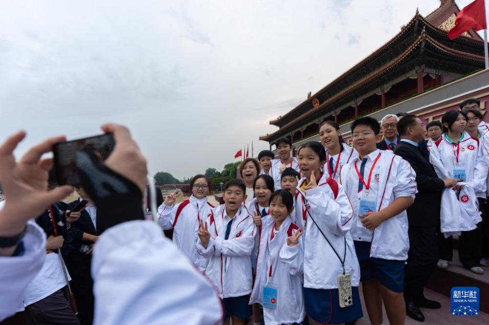 千名港澳青少年升旗队代表天安门广场观看升国旗仪式