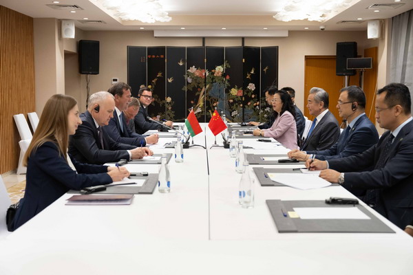 王毅会见白俄罗斯外长雷任科夫
