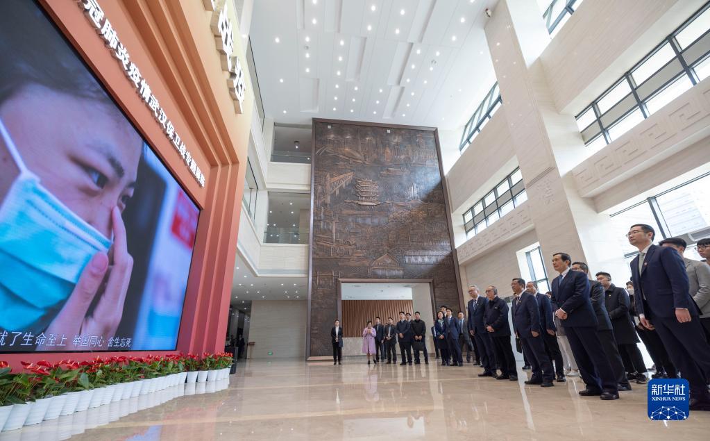 马英九参观抗击新冠肺炎疫情武汉保卫战专题展陈 马英九参观抗击新冠肺炎疫情武汉保卫战专题展陈