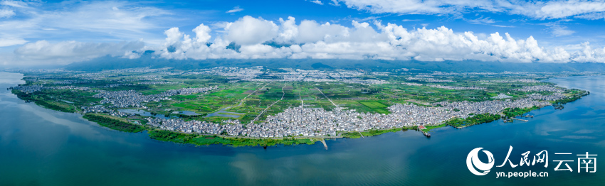 云遮霧繞的蒼山和洱海之畔的田園美景。趙渝攝