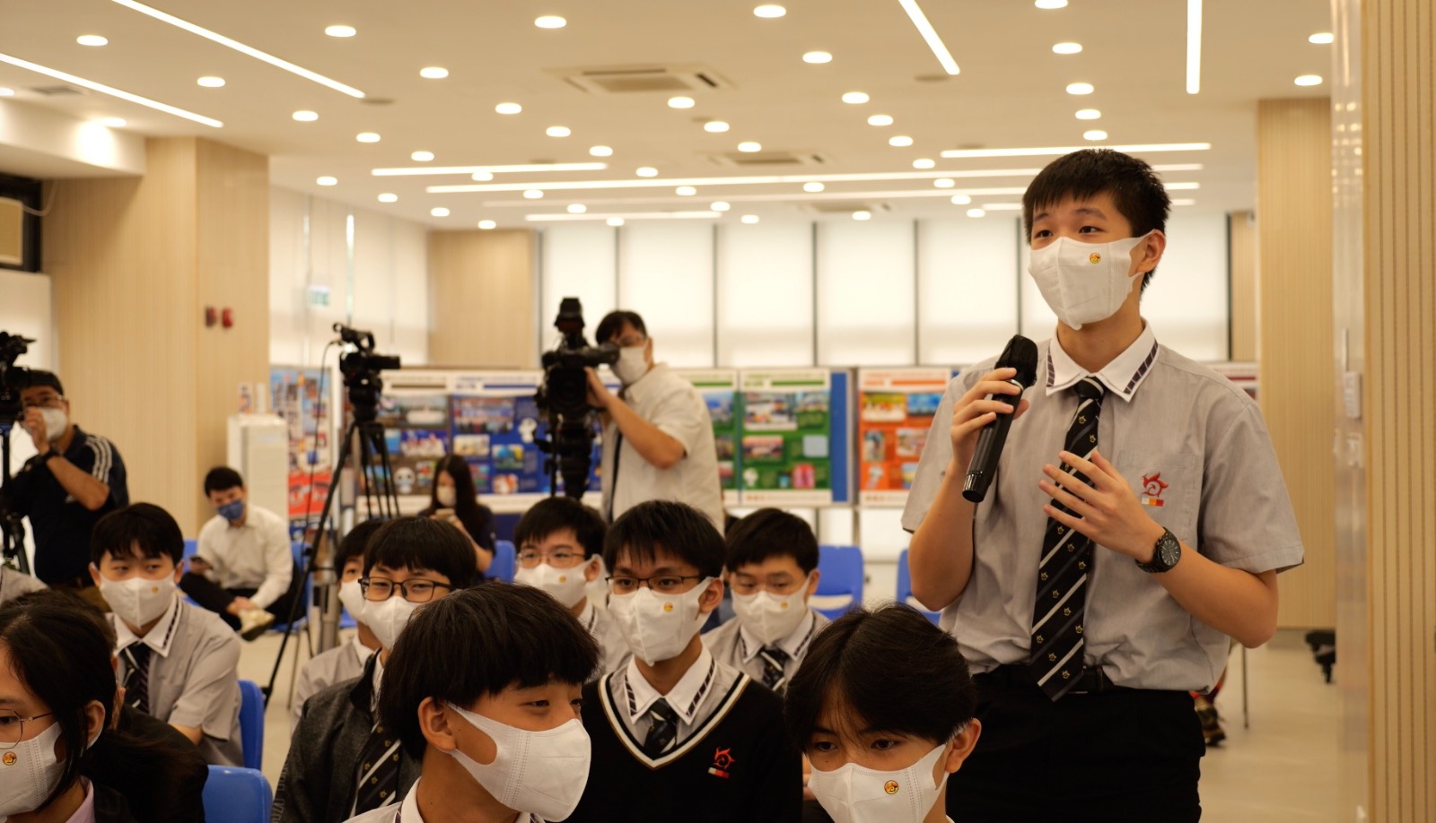 香港警务处前处长邓竟成： “我为自己是一名中国香港警察而感到骄傲”
