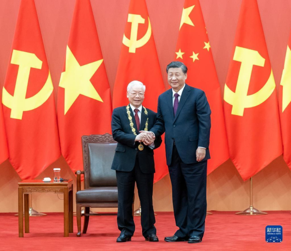 获授友谊勋章，签署合作协议，越共中央总书记阮富仲重申：对华关系“头等优先”