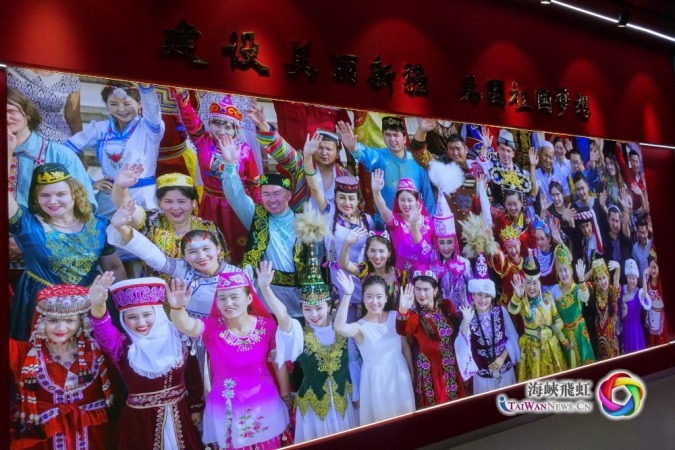 新疆各族人民齐心建设美丽的新疆