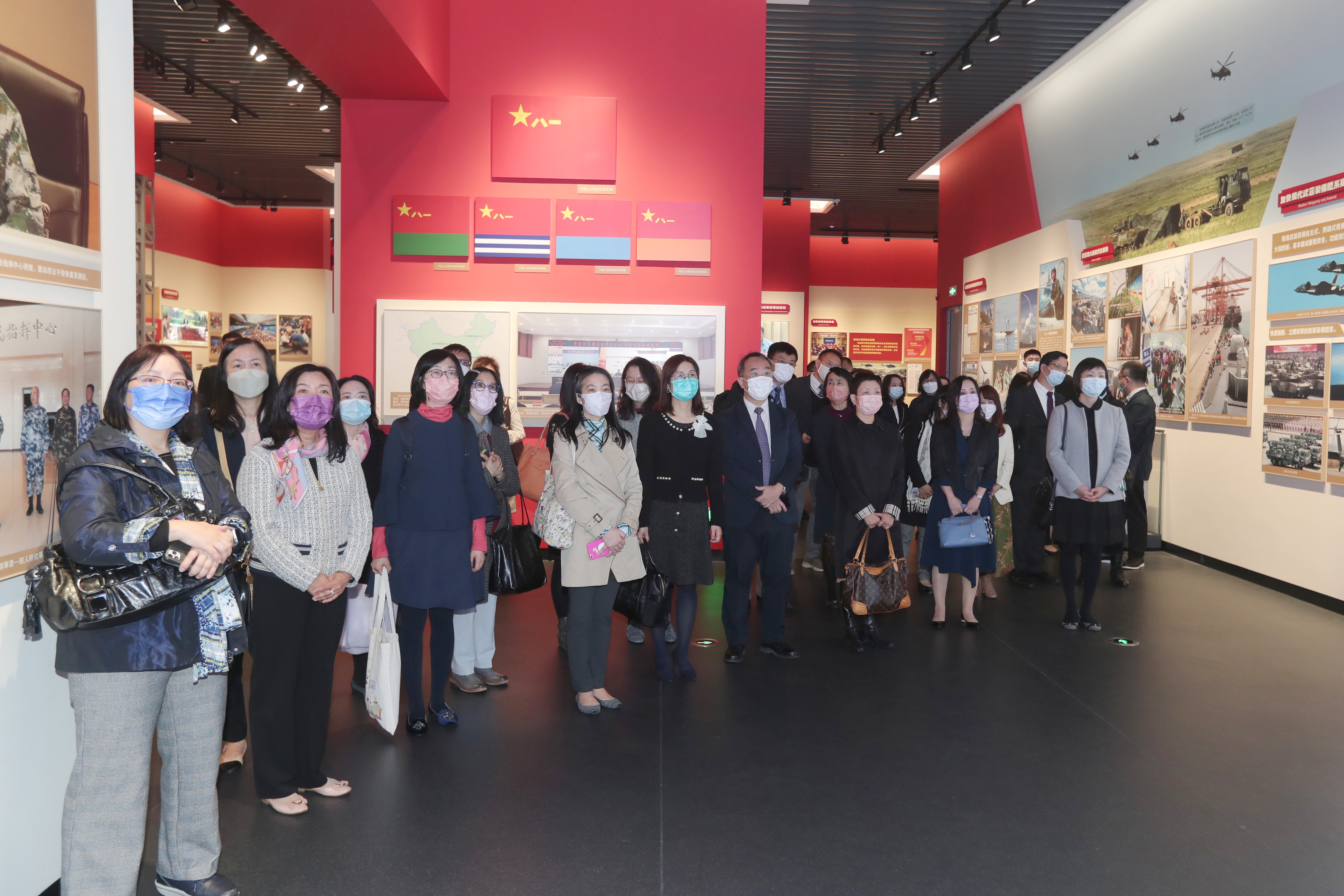 香港中小学校长：参观驻香港部队展览中心 是生动的爱国主义教育课