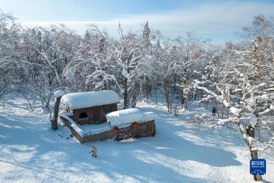 2月5日，游客在“冰雪畫廊”游玩（無人機(jī)照片）。