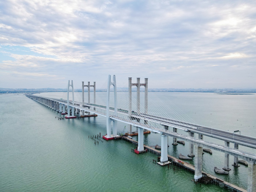 國(guó)內(nèi)首座跨海高速鐵路橋泉州灣跨海大橋無砟軌道施工完成