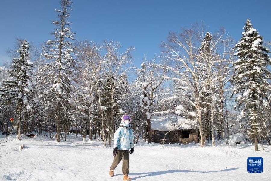 2月5日，游客在“冰雪畫廊”游玩。