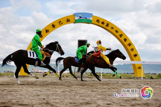 參賽選手沖刺跨過終點(diǎn) （攝影：王毅）