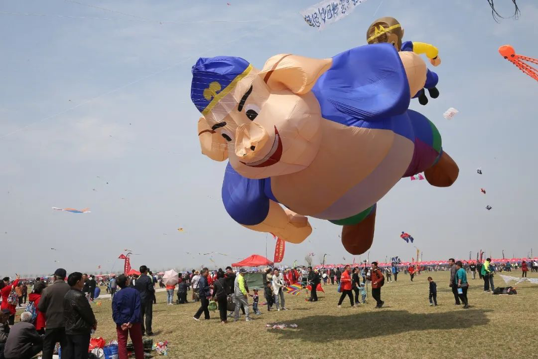 潍坊风筝花式整活 万物皆可“上天”！