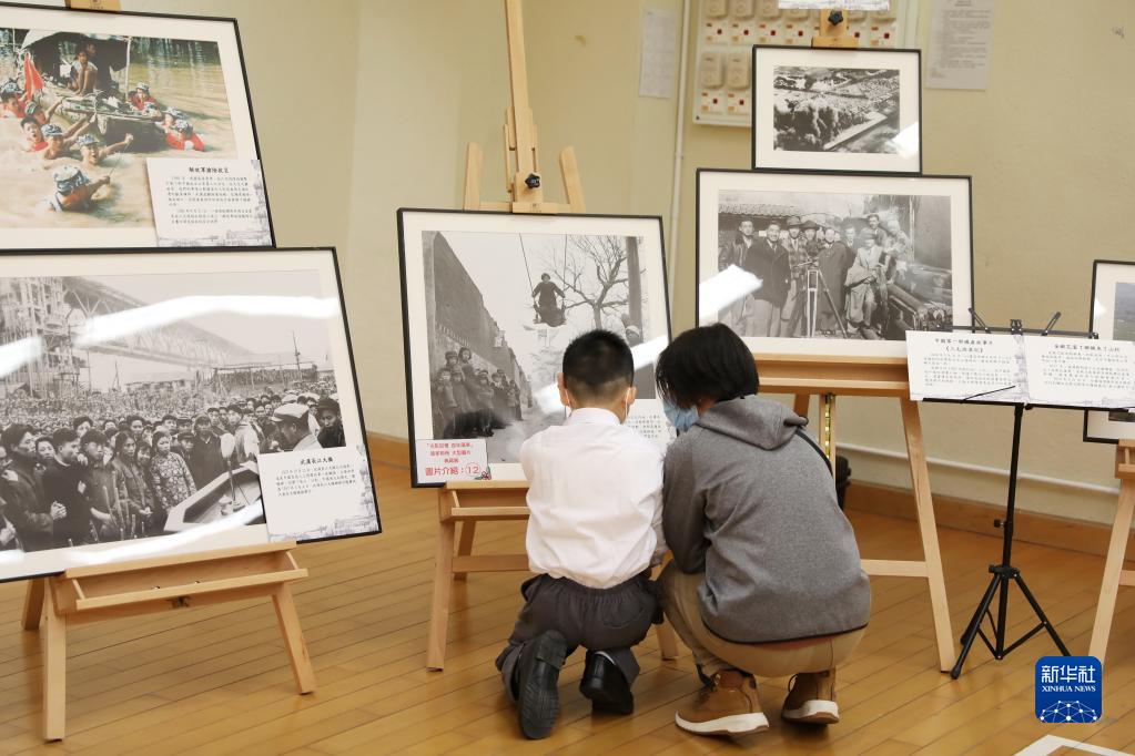 “让孩子们看到一本立体的中国近代史”——《国家相册》展览走进香港中小学校园