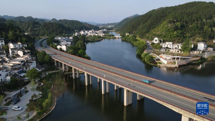 這是6月1日拍攝的安徽省黃山市歙縣新安江風(fēng)景（無(wú)人機(jī)照片）。新華社記者 張端 攝