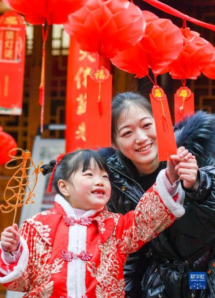 2月2日，村民在浙江省湖州市長(zhǎng)興縣夾浦鎮(zhèn)參與猜燈謎活動(dòng)。新華社發(fā)（譚云俸 攝）